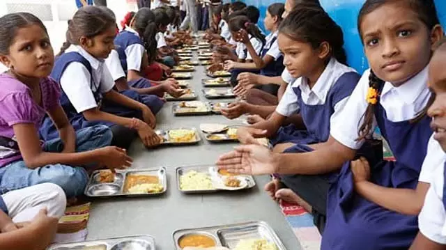 Karnataka : पीयूसी छात्रों को भी मध्याह्न भोजन योजना का लाभ देने का वादा किया Karnataka : पीयूसी छात्रों को भी मध्याह्न भोजन योजना का लाभ देने का वादा किया