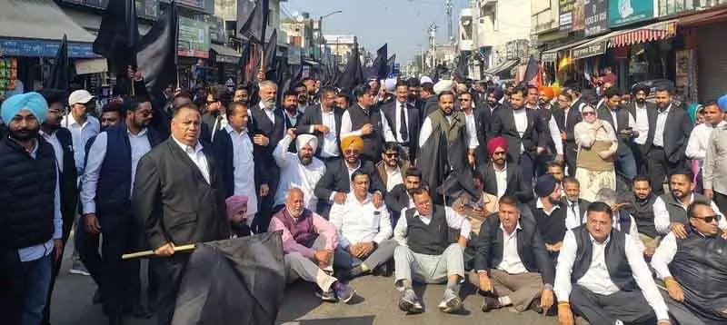 Hoshiarpur गढ़शंकर विलय पर वकीलों ने डिप्टी स्पीकर के आवास पर किया प्रदर्शन Hoshiarpur गढ़शंकर विलय पर वकीलों ने डिप्टी स्पीकर के आवास पर किया प्रदर्शन