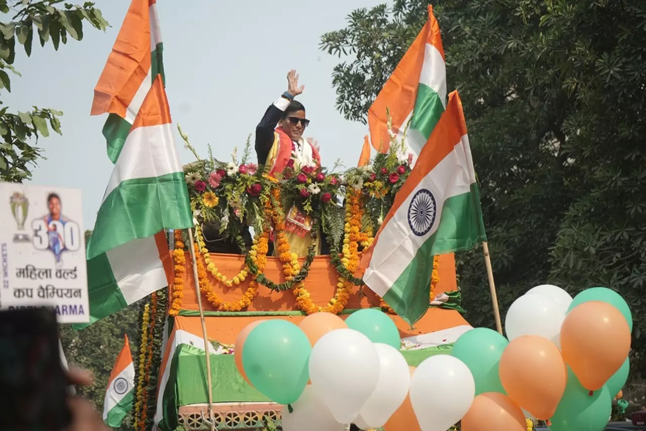 World Cup जीत के बाद आगरा में दीप्ति शर्मा का हुआ भव्य स्वागत World Cup जीत के बाद आगरा में दीप्ति शर्मा का हुआ भव्य स्वागत