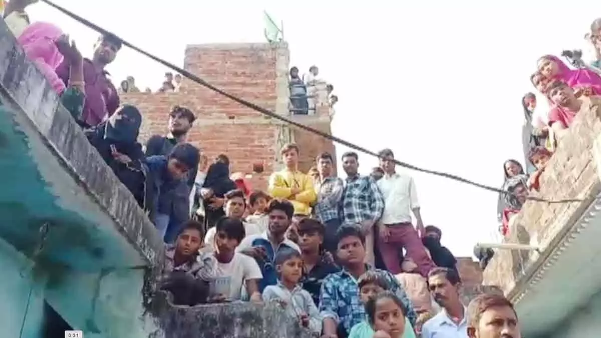 Shravasti: पति-पत्नी और बच्चों की मौत की खबर से लोग सकते में Shravasti: पति-पत्नी और बच्चों की मौत की खबर से लोग सकते में