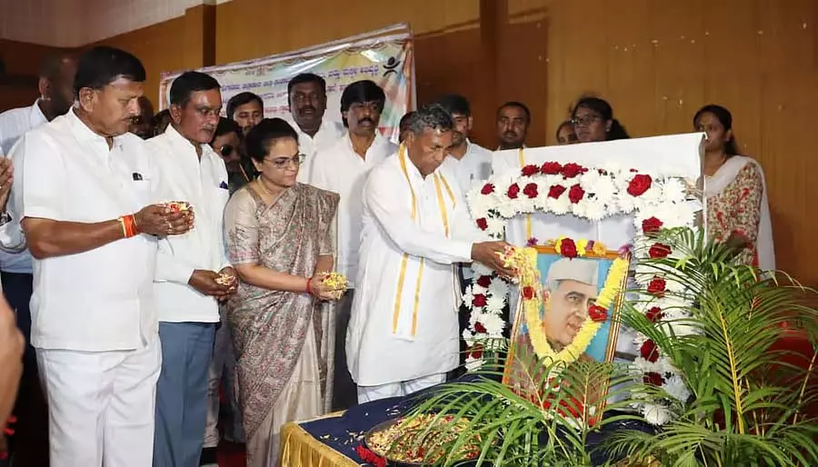 नेहरू ने राष्ट्र की मजबूत नींव रखी: K.H. Muniyappa नेहरू ने राष्ट्र की मजबूत नींव रखी: K.H. Muniyappa