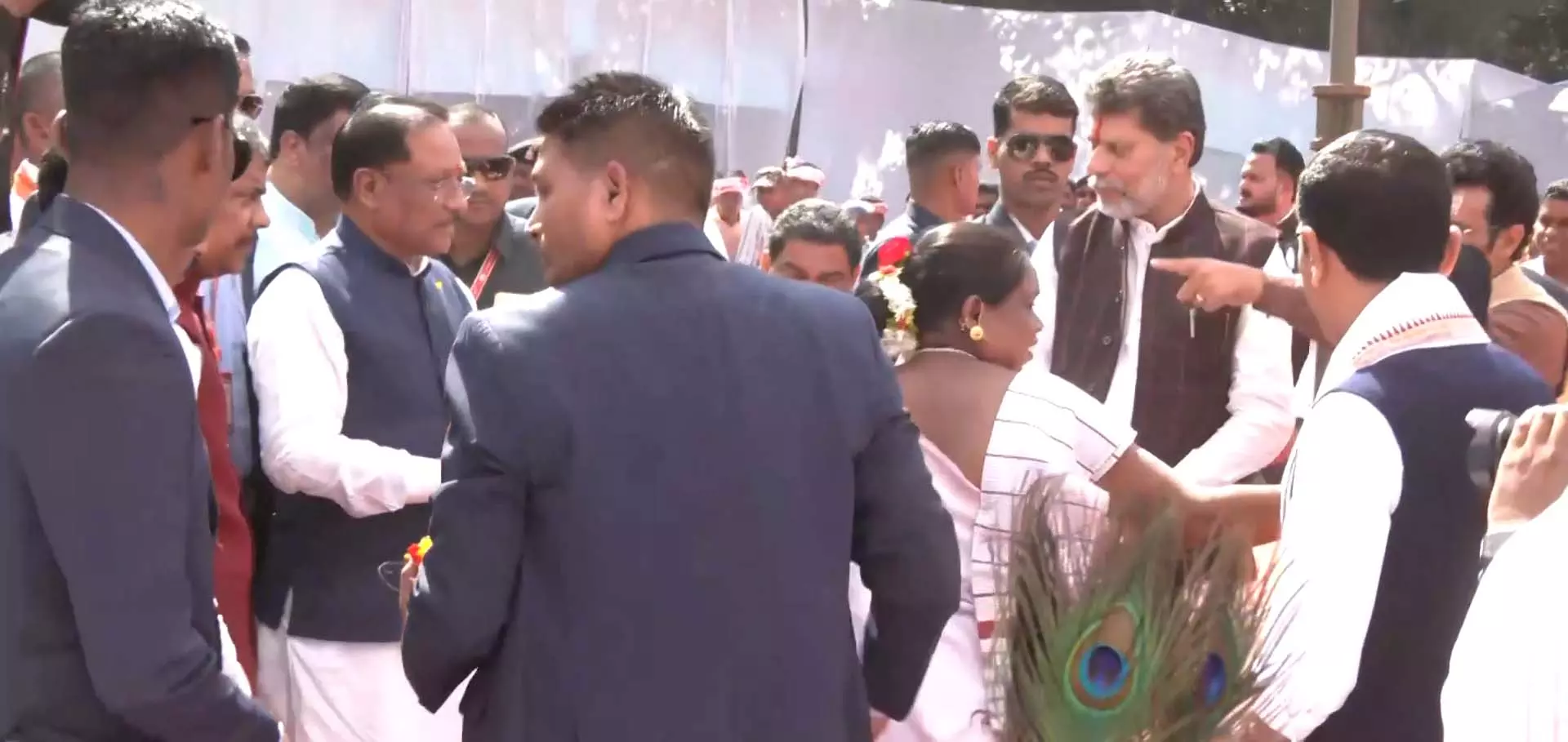 जगदलपुर पहुंचे CM साय जनजातीय गौरव दिवस में हुए शामिल जगदलपुर पहुंचे CM साय जनजातीय गौरव दिवस में हुए शामिल