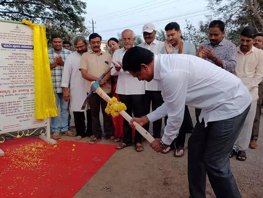 सड़क निर्माण की गुणवत्ता से कोई समझौता नहीं: MLA Bhimanna Naik सड़क निर्माण की गुणवत्ता से कोई समझौता नहीं: MLA Bhimanna Naik