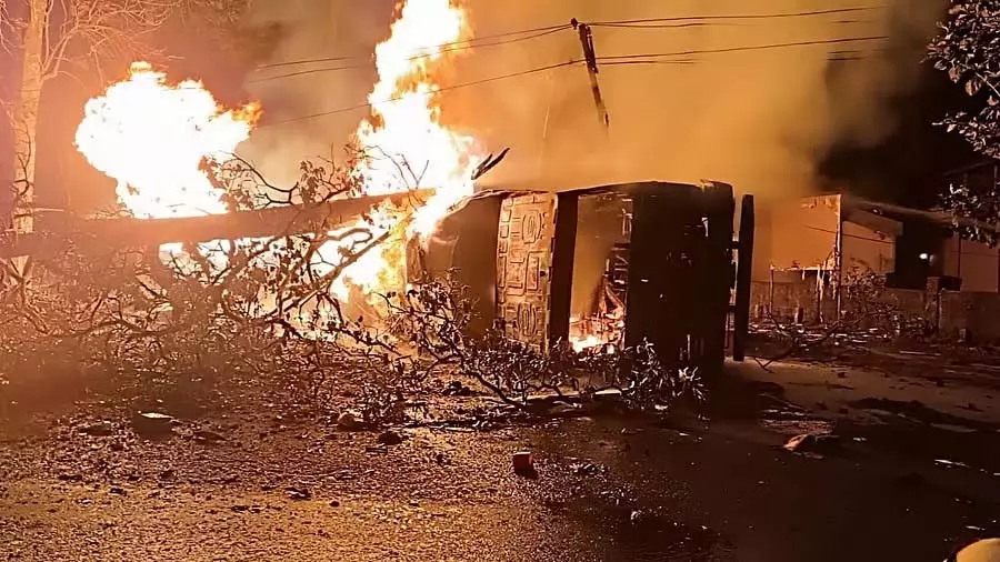 Yellapur : अरबैल घाट पर इथेनॉल टैंकर में आग लग गई Yellapur : अरबैल घाट पर इथेनॉल टैंकर में आग लग गई
