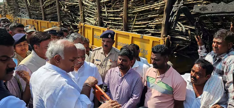 ट्रैक्टरों में आग लगाने वालों के खिलाफ कार्रवाई हो : Shivanand Patil ट्रैक्टरों में आग लगाने वालों के खिलाफ कार्रवाई हो : Shivanand Patil