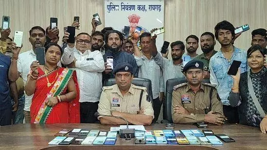 एसपी ने मोबाइल स्वामियों को लौटाए 54 गुम मोबाइल एसपी ने मोबाइल स्वामियों को लौटाए 54 गुम मोबाइल