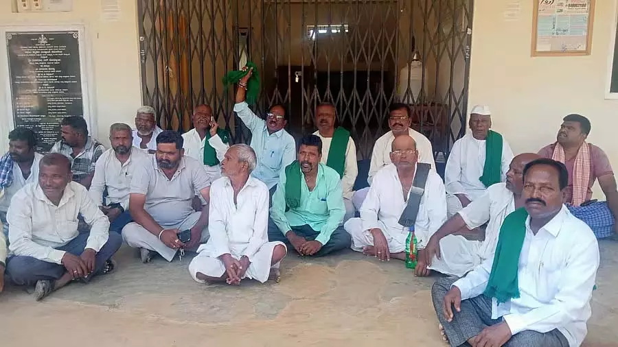 Malaprabha नहरों में पानी नहीं आने से सिंचाई कार्यालय पर ताला, प्रदर्शन Malaprabha नहरों में पानी नहीं आने से सिंचाई कार्यालय पर ताला, प्रदर्शन