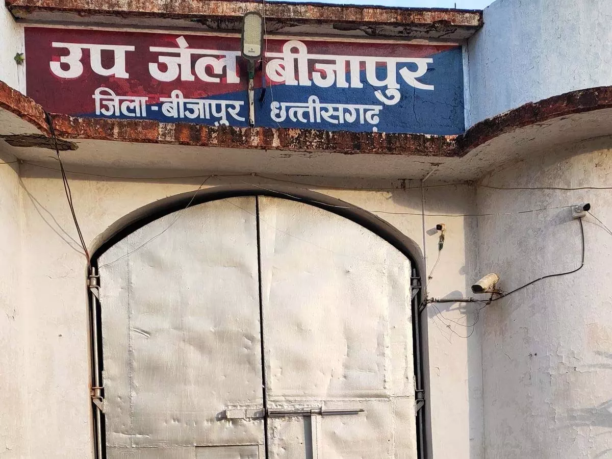 मुख्यधारा में लौटे नक्सली जेल में मिले अपने परिजनों से मुख्यधारा में लौटे नक्सली जेल में मिले अपने परिजनों से