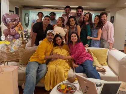 बड़जात्या अंदाज़ में हुआ बेबी शॉवर, Farah Khan ने दिखाई अंदर की तस्वीरें बड़जात्या अंदाज़ में हुआ बेबी शॉवर, Farah Khan ने दिखाई अंदर की तस्वीरें