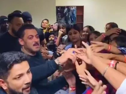 Salman Khan ने अपने नन्हे प्रशंसकों के बीच बाल दिवस मनाया Salman Khan ने अपने नन्हे प्रशंसकों के बीच बाल दिवस मनाया