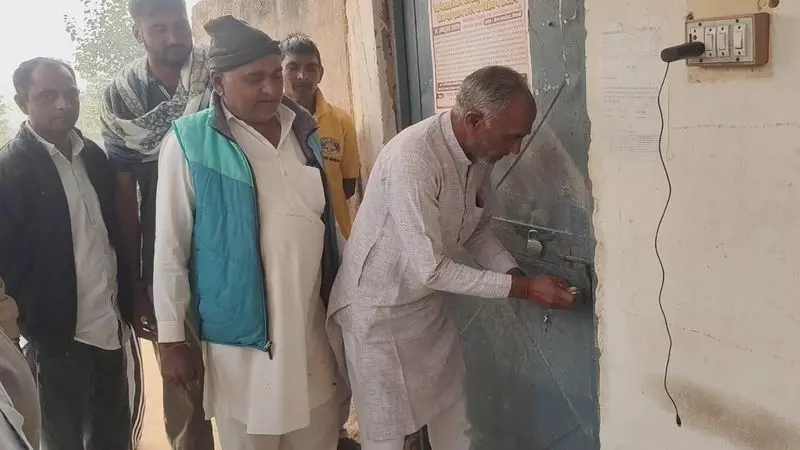 Hisar के ग्रामीणों ने दूषित जलापूर्ति का विरोध किया Hisar के ग्रामीणों ने दूषित जलापूर्ति का विरोध किया