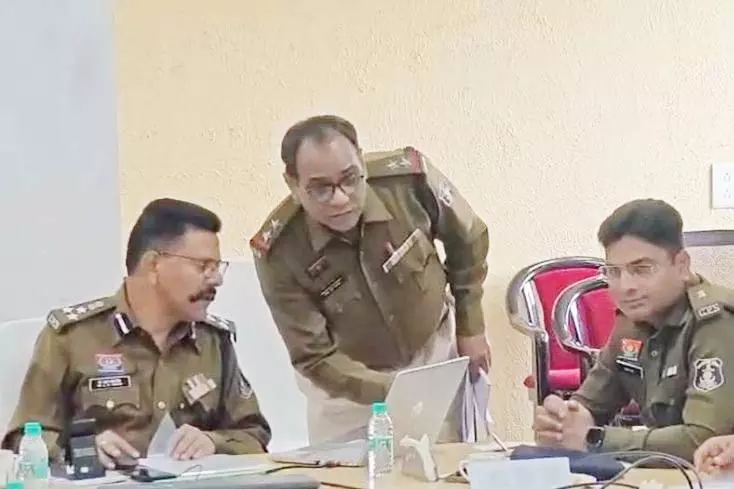 पुलिस कंट्रोल रूम में रायपुर एसएसपी ने ली मीटिंग पुलिस कंट्रोल रूम में रायपुर एसएसपी ने ली मीटिंग