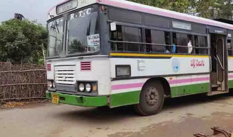 Siddipet में आरटीसी बस ने पैदल यात्री को कुचला Siddipet में आरटीसी बस ने पैदल यात्री को कुचला