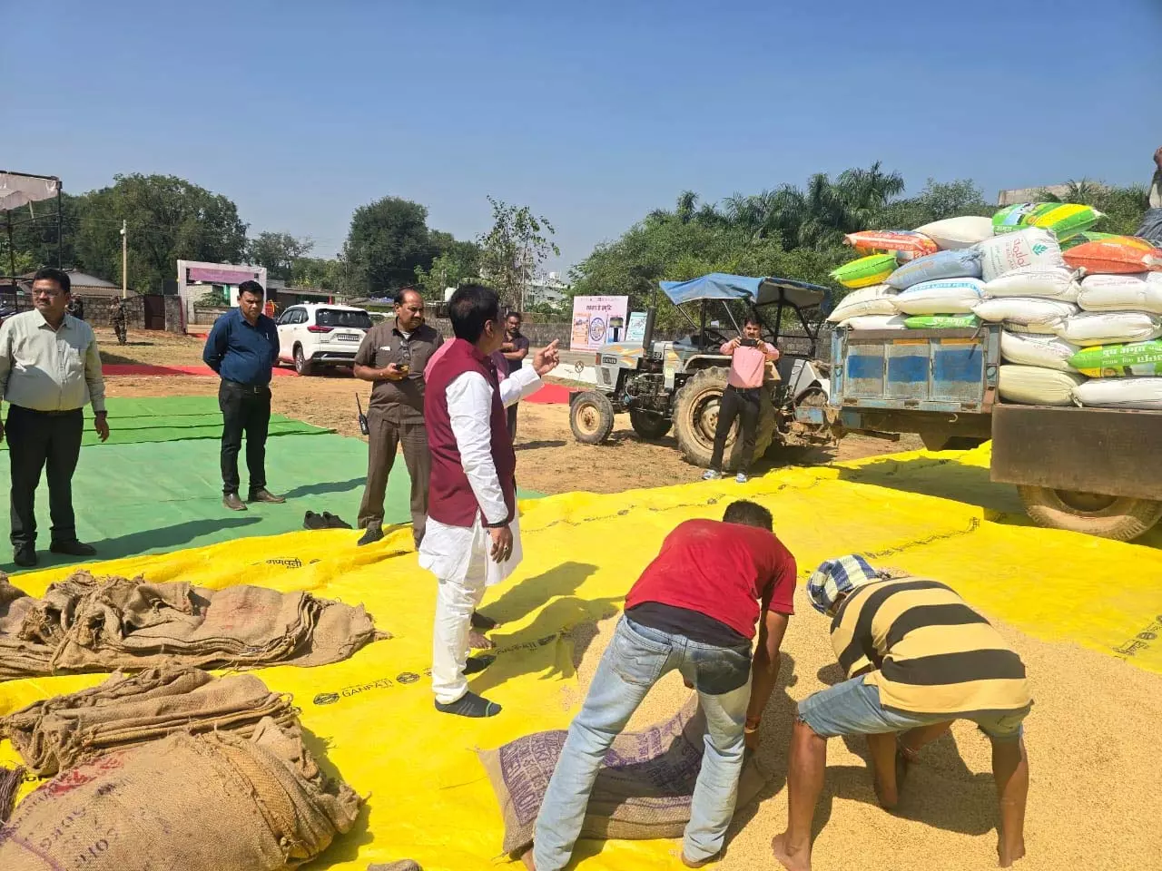 पल्ली केंद्र से धान खरीदी सत्र की शुरुआत, सहकारिता मंत्री केदार कश्यप ने किया निरीक्षण पल्ली केंद्र से धान खरीदी सत्र की शुरुआत, सहकारिता मंत्री केदार कश्यप ने किया निरीक्षण