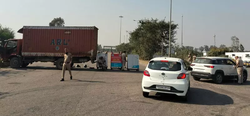 दिल्ली मार्च रोकने के लिए Police ने रूट बदले, मजबूत बैरियर लगाए दिल्ली मार्च रोकने के लिए Police ने रूट बदले, मजबूत बैरियर लगाए