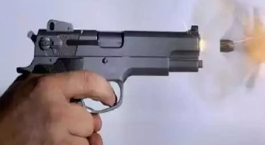 भिलाई में फायरिंग, हमलावरों का निशाना चूकने से बचा युवक भिलाई में फायरिंग, हमलावरों का निशाना चूकने से बचा युवक