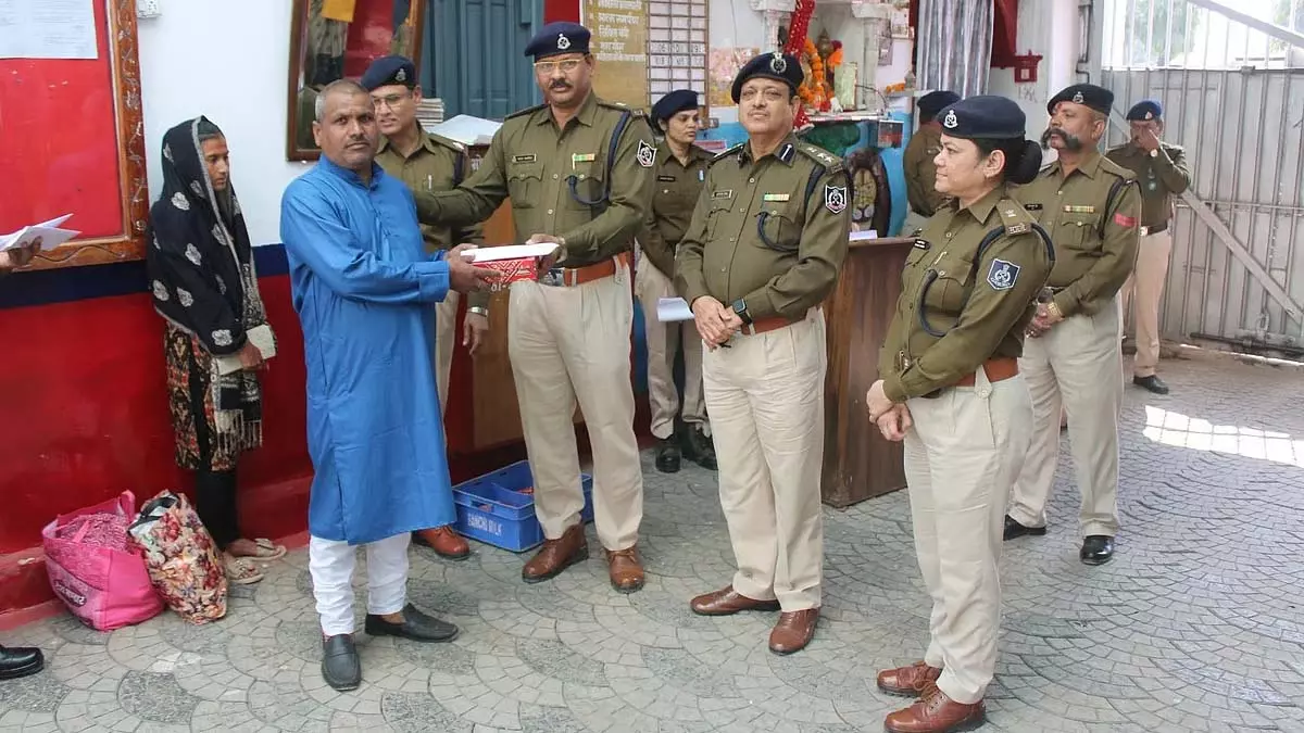 MP : अच्छे आचरण के लिए बिरसा मुंडा जयंती पर जबलपुर सेंट्रल जेल से 6 आदिवासी कैदियों को रिहा किया MP : अच्छे आचरण के लिए बिरसा मुंडा जयंती पर जबलपुर सेंट्रल जेल से 6 आदिवासी कैदियों को रिहा किया