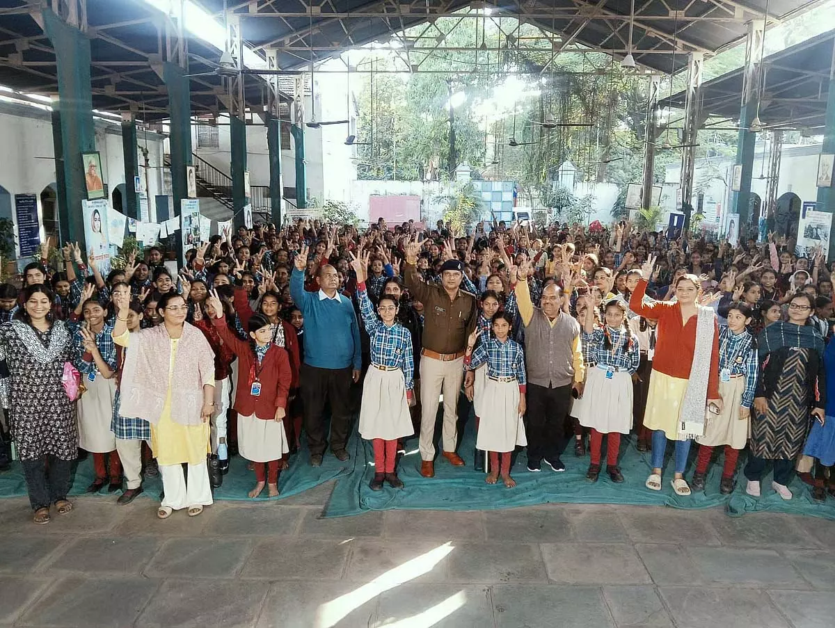 Indore : छात्रों की सुरक्षा के लिए खतरनाक बन रहे ऑनलाइन गेमिंग ऐप्स Indore : छात्रों की सुरक्षा के लिए खतरनाक बन रहे ऑनलाइन गेमिंग ऐप्स