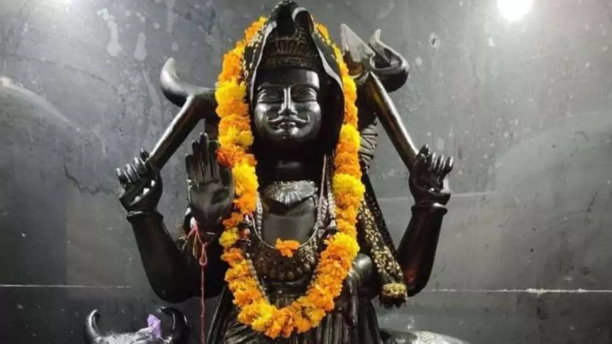 दुख-दरिद्रता से मुक्ति के लिए शनिदेव की कृपा पाने के आसान उपाय दुख-दरिद्रता से मुक्ति के लिए शनिदेव की कृपा पाने के आसान उपाय
