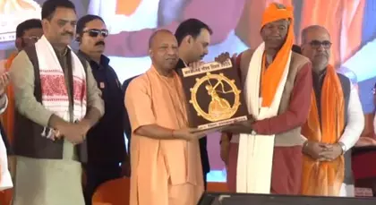 कोई भी पात्र आदिवासी परिवार सरकारी योजनाओं से वंचित नहीं रहेगा: CM योगी कोई भी पात्र आदिवासी परिवार सरकारी योजनाओं से वंचित नहीं रहेगा: CM योगी
