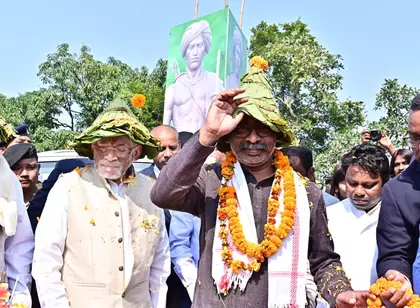 150वीं जयंती पर बिरसा मुंडा को झारखंड में CM और राज्यपाल ने किया नमन 150वीं जयंती पर बिरसा मुंडा को झारखंड में CM और राज्यपाल ने किया नमन