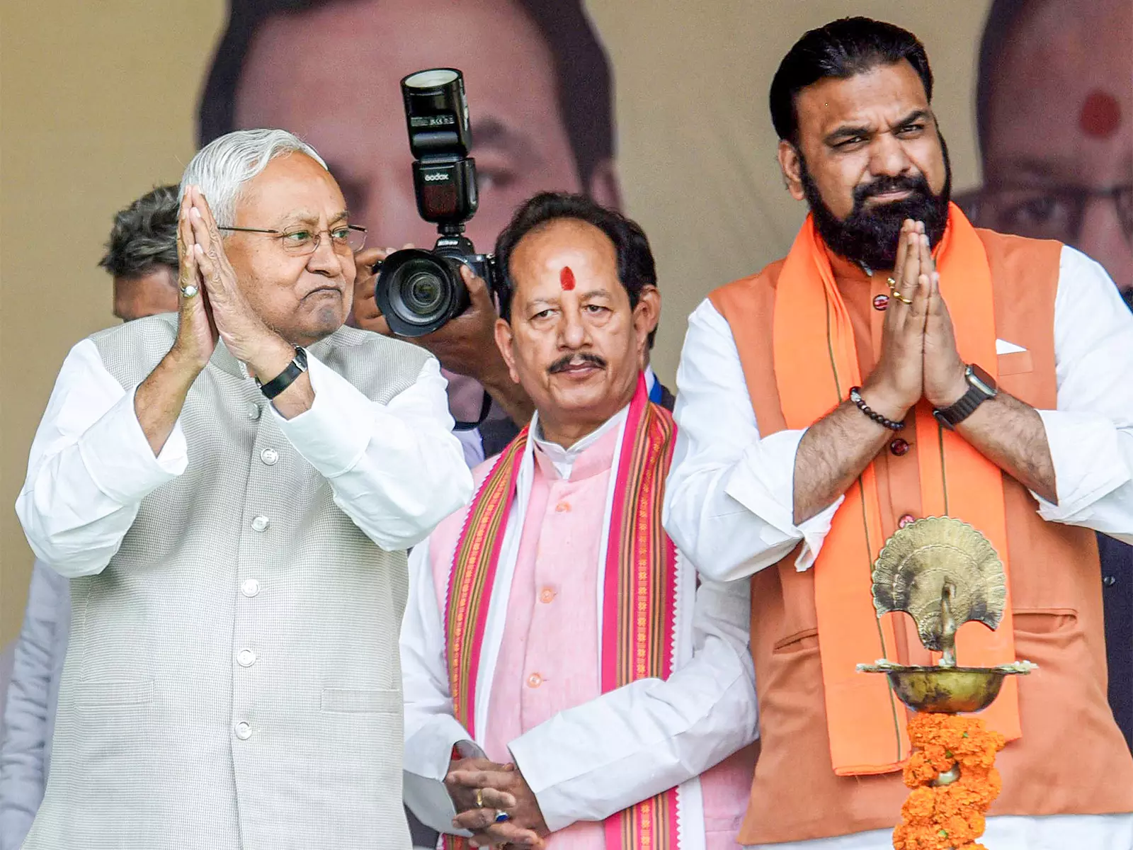 बिहार में NDA के 28 मंत्री जीत की लहर में आगे, एक पीछे बिहार में NDA के 28 मंत्री जीत की लहर में आगे, एक पीछे