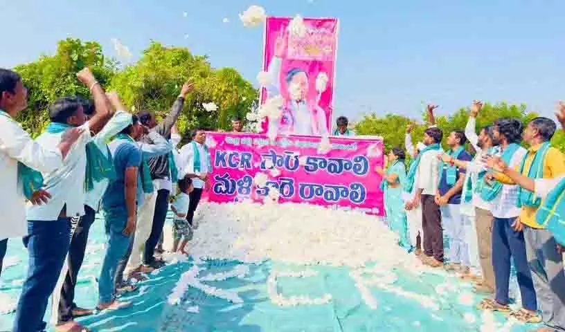 आदिलाबाद में किसानों ने KCR का अभिषेक किया, सत्ता में वापसी की मांग की आदिलाबाद में किसानों ने KCR का अभिषेक किया, सत्ता में वापसी की मांग की