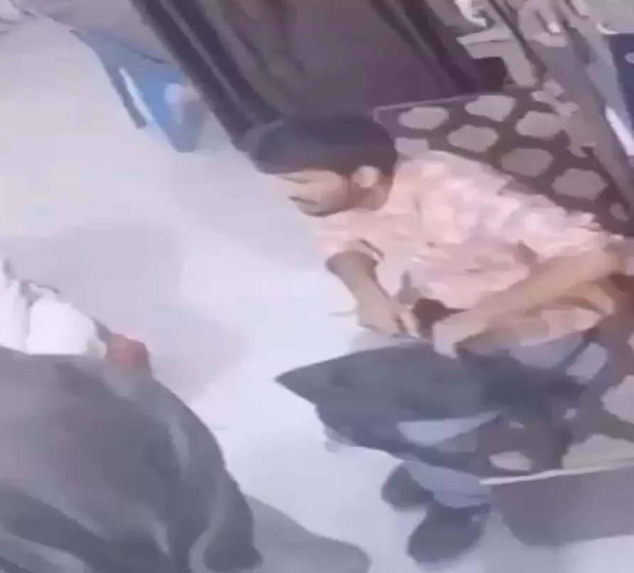 जैश का आतंकी उमर नबी का मोबाइल शॉप में शॉपिंग करते नया VIDEO आया सामने जैश का आतंकी उमर नबी का मोबाइल शॉप में शॉपिंग करते नया VIDEO आया सामने
