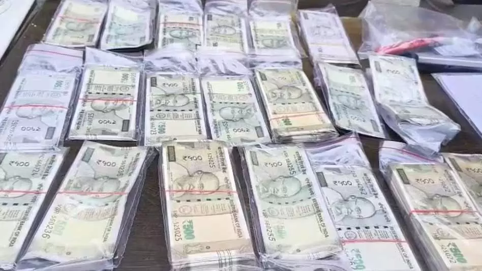 घर में चल रही थी फर्जी करेंसी फैक्ट्री, 2 लाख के नकली नोट बरामद घर में चल रही थी फर्जी करेंसी फैक्ट्री, 2 लाख के नकली नोट बरामद