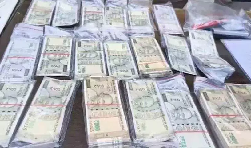 Bhopal में घर पर नकली नोट छापने के आरोप में एक व्यक्ति गिरफ्तार, 2 लाख रुपये जब्त Bhopal में घर पर नकली नोट छापने के आरोप में एक व्यक्ति गिरफ्तार, 2 लाख रुपये जब्त