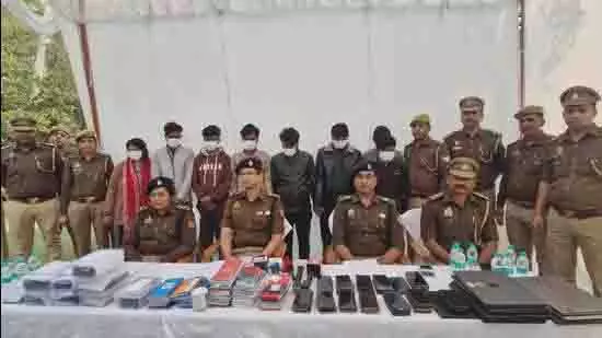 Greater Noida: ऑनलाइन सट्टेबाजी और गेमिंग रैकेट चलाने के आरोप में 8 गिरफ्तार Greater Noida: ऑनलाइन सट्टेबाजी और गेमिंग रैकेट चलाने के आरोप में 8 गिरफ्तार