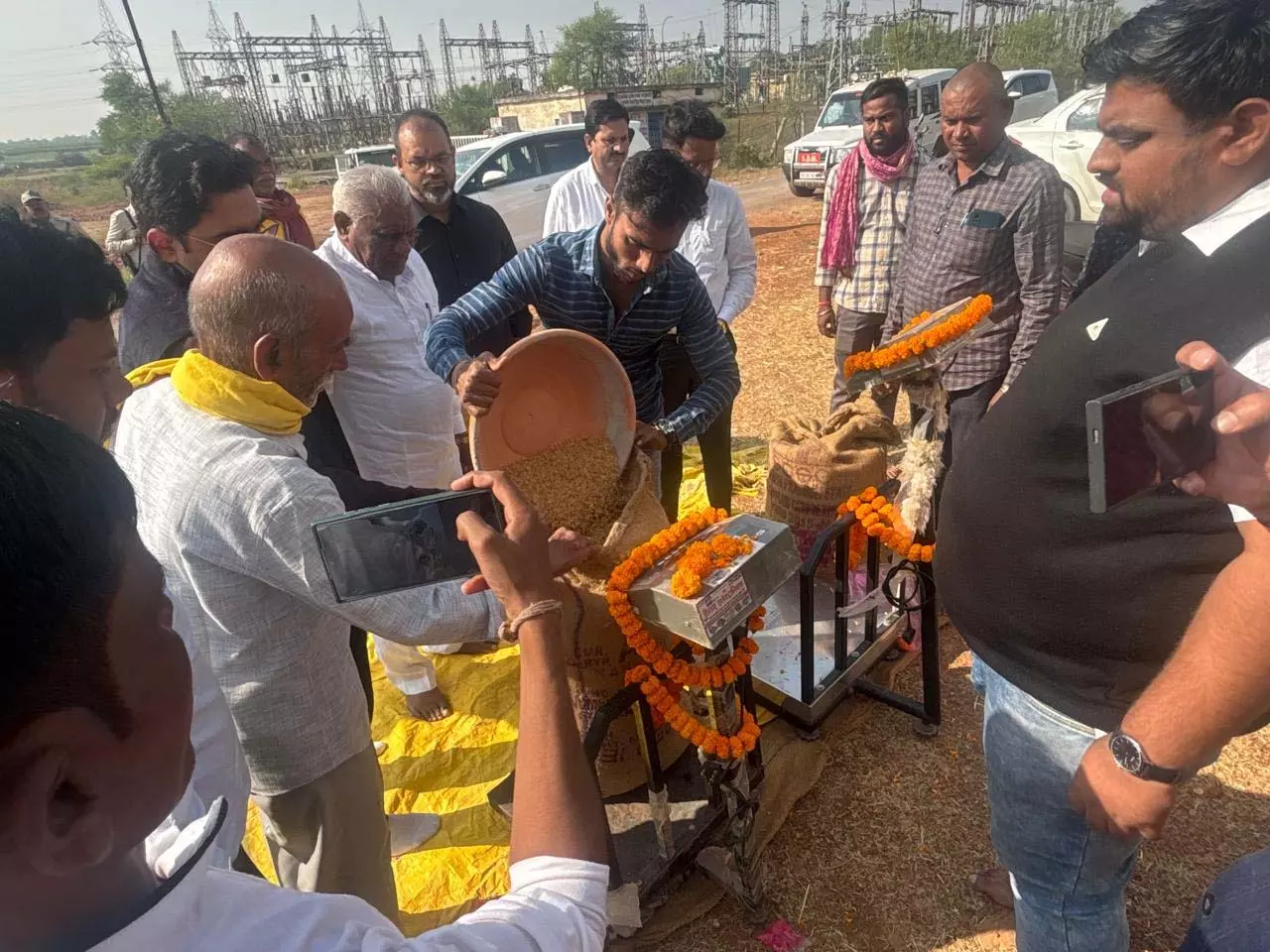 समर्थन मूल्य पर धान खरीदी प्रारंभ: पहले दिन 19464 क्विंटल धान का उपार्जन समर्थन मूल्य पर धान खरीदी प्रारंभ: पहले दिन 19464 क्विंटल धान का उपार्जन