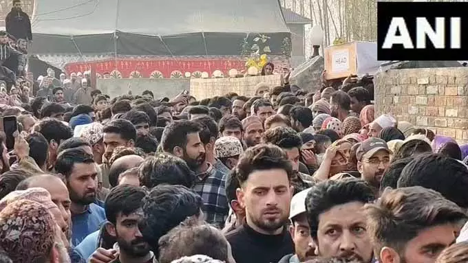 डगाम में नायब तहसीलदार मुज़फ़्फ़र अहमद के अंतिम संस्कार में भारी जनसैलाब, नॉवगाम पुलिस स्टेशन धमाके की संवेदनाएं डगाम में नायब तहसीलदार मुज़फ़्फ़र अहमद के अंतिम संस्कार में भारी जनसैलाब, नॉवगाम पुलिस स्टेशन धमाके की संवेदनाएं