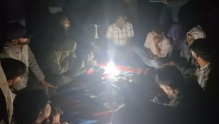 CG BREAKING: पुलिस की आधी रात की बड़ी रेड, 13 जुआरी गिरफ्तार CG BREAKING: पुलिस की आधी रात की बड़ी रेड, 13 जुआरी गिरफ्तार