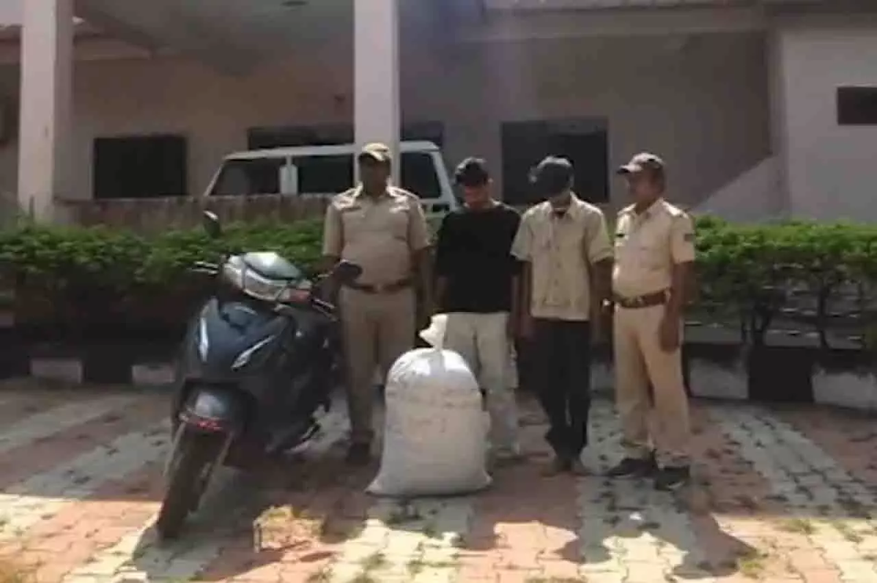 गर्लफ्रेंड को iPhone देने के चक्कर में बीटेक छात्र की ड्रग तस्करी पकड़ी गई गर्लफ्रेंड को iPhone देने के चक्कर में बीटेक छात्र की ड्रग तस्करी पकड़ी गई