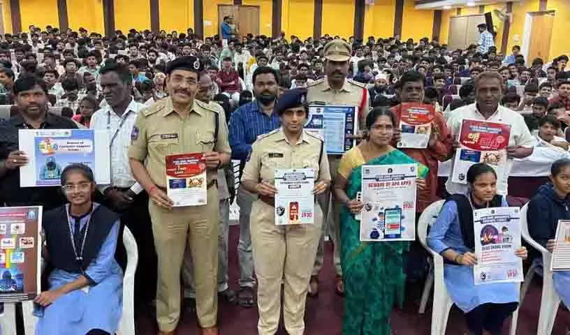 Hyderabad पुलिस ने छात्रों के लिए साइबर जागरूकता कार्यक्रम आयोजित किया Hyderabad पुलिस ने छात्रों के लिए साइबर जागरूकता कार्यक्रम आयोजित किया