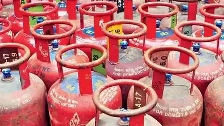 Police की छापेमारी में 51 चोरी के गैस सिलेंडर बरामद, 4 गिरफ्तार Police की छापेमारी में 51 चोरी के गैस सिलेंडर बरामद, 4 गिरफ्तार