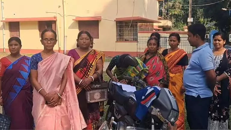 Pramila Bahini ने शराब पार्टियों के खिलाफ आवाज़ उठाई, घरेलू हिंसा को खत्म करने का लक्ष्य Pramila Bahini ने शराब पार्टियों के खिलाफ आवाज़ उठाई, घरेलू हिंसा को खत्म करने का लक्ष्य