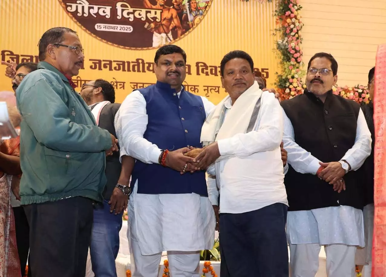 जिला स्तरीय जनजातीय गौरव दिवस पर रायगढ़ में उमड़ा संस्कृति का विराट उत्सव जिला स्तरीय जनजातीय गौरव दिवस पर रायगढ़ में उमड़ा संस्कृति का विराट उत्सव