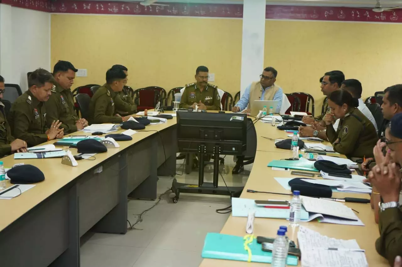 रायपुर पुलिस की अपराध समीक्षा बैठक, IG ने दिए सख्त निर्देश रायपुर पुलिस की अपराध समीक्षा बैठक, IG ने दिए सख्त निर्देश