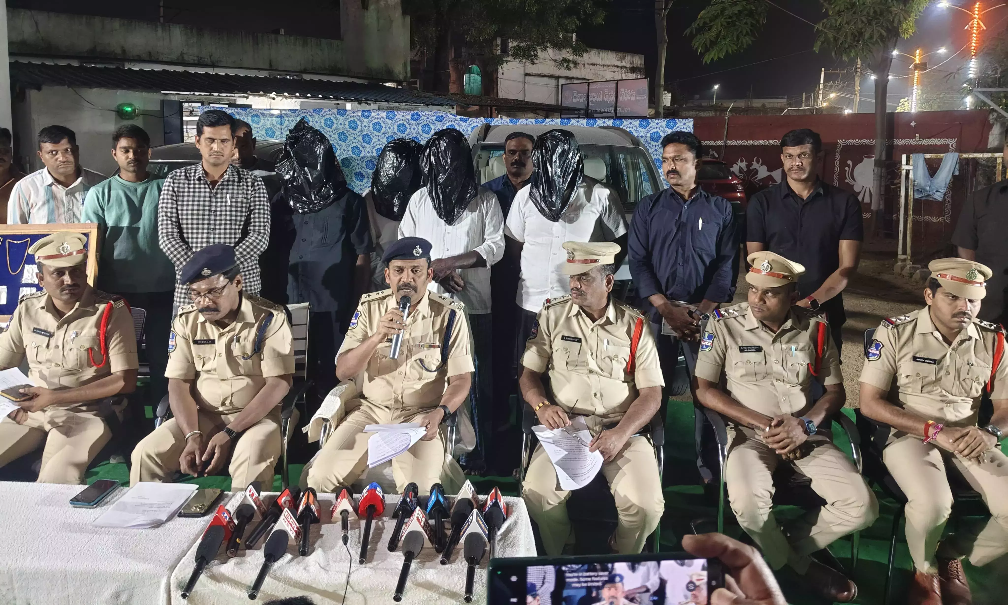 Karimnagar पुलिस वर्दी में 4 लुटेरे गिरफ्तार; सोना-चांदी जब्त Karimnagar पुलिस वर्दी में 4 लुटेरे गिरफ्तार; सोना-चांदी जब्त