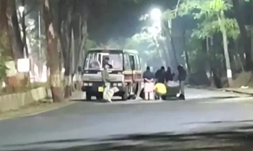 Maharashtra: संदिग्ध बैग मिलने से इलाके में हड़कंप Maharashtra: संदिग्ध बैग मिलने से इलाके में हड़कंप