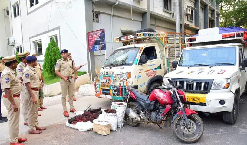 Karimnagar पुलिस ने छह चोरों को गिरफ्तार किया, 20 लाख रुपये की संपत्ति जब्त की