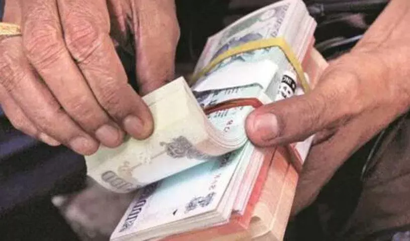 Telangana के सब-रजिस्ट्रार कार्यालयों पर छापे मारे, 2.5 लाख रुपये की बेहिसाबी नकदी जब्त की