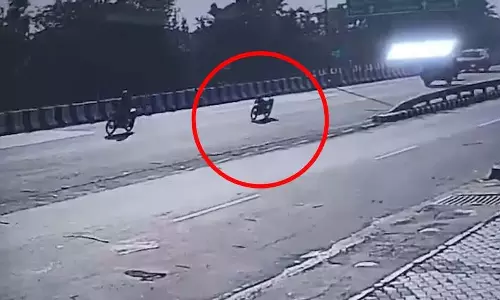 हाइवे में पिता-पुत्र बाइक से गिरे, CCTV फुटेज वायरल