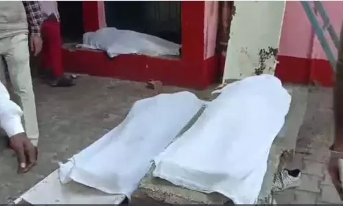 3 छात्राओं की मौत, बेकाबू कंटेनर ने स्कूटी को कुचला 3 छात्राओं की मौत, बेकाबू कंटेनर ने स्कूटी को कुचला