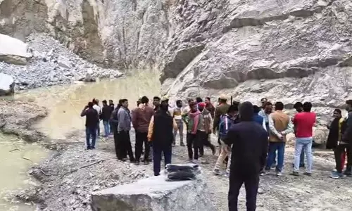 पत्थर खदान धंसने से 15 मजदूर अंदर दबे, अब तक एक शव बरामद पत्थर खदान धंसने से 15 मजदूर अंदर दबे, अब तक एक शव बरामद
