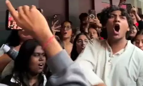 Jindal विश्वविद्यालय के छात्रों ने परिसर से कुत्तों को हटाने के खिलाफ रैली निकाली Jindal विश्वविद्यालय के छात्रों ने परिसर से कुत्तों को हटाने के खिलाफ रैली निकाली
