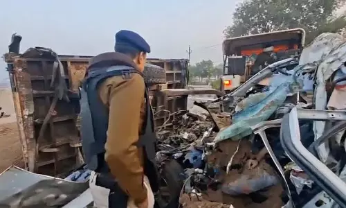 5 युवकों की मौके पर मौत, ट्रैक्टर ट्रॉली में घुसी तेज रफ्तार फॉर्च्यूनर, चकनाचूर हुई