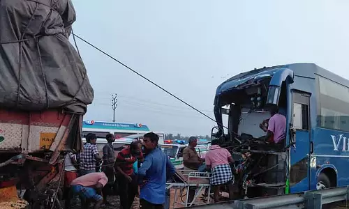 Perumanallur के पास ओमनी बस लॉरी से टकराई: 15 से अधिक लोग घायल Perumanallur के पास ओमनी बस लॉरी से टकराई: 15 से अधिक लोग घायल